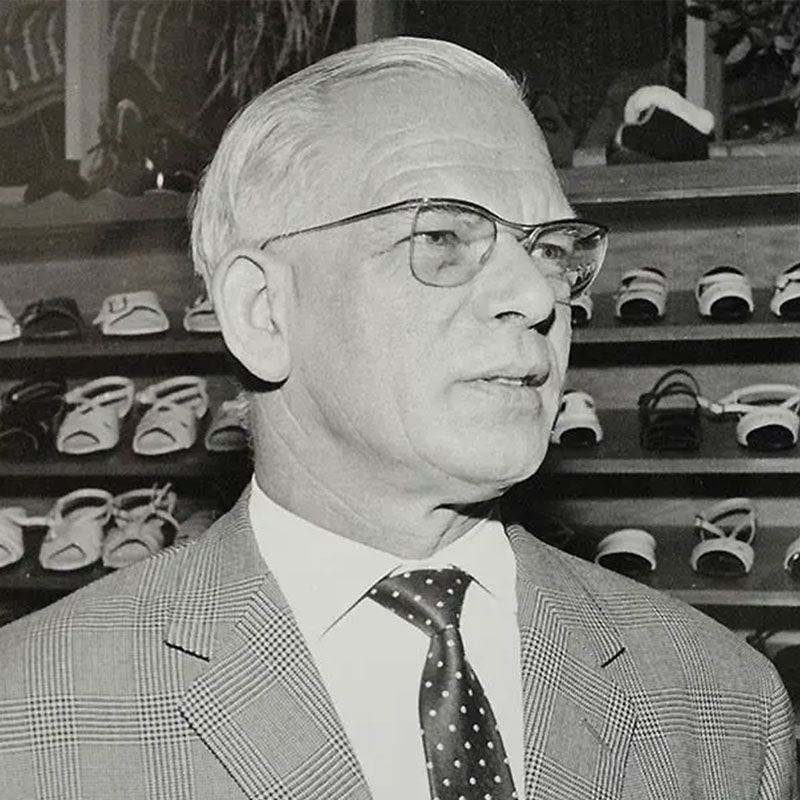 1965
verstirbt der Firmengründer Erich Rohde. Nachfolger wird sein Schwiegersohn Friedrich W. Schmitt. 1966 wird Schwiegersohn Friedrich Otto Schenk Kommanditist und übernimmt den Export und den Aufbau der Märkte.