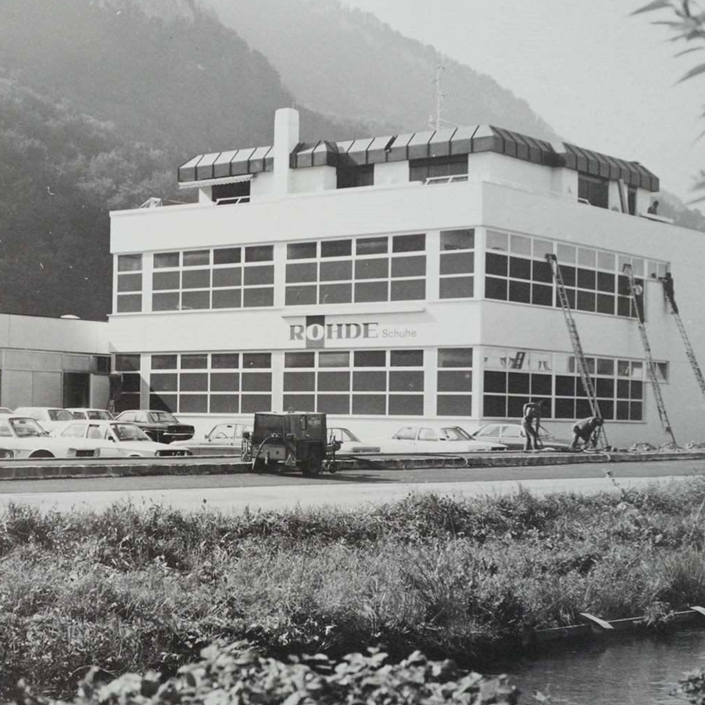 1960
Eröffnung einer Fertigung in Hallein (Österreich) und der Zweigbetriebe in Immichenhain, Schrecksbach und Borken.