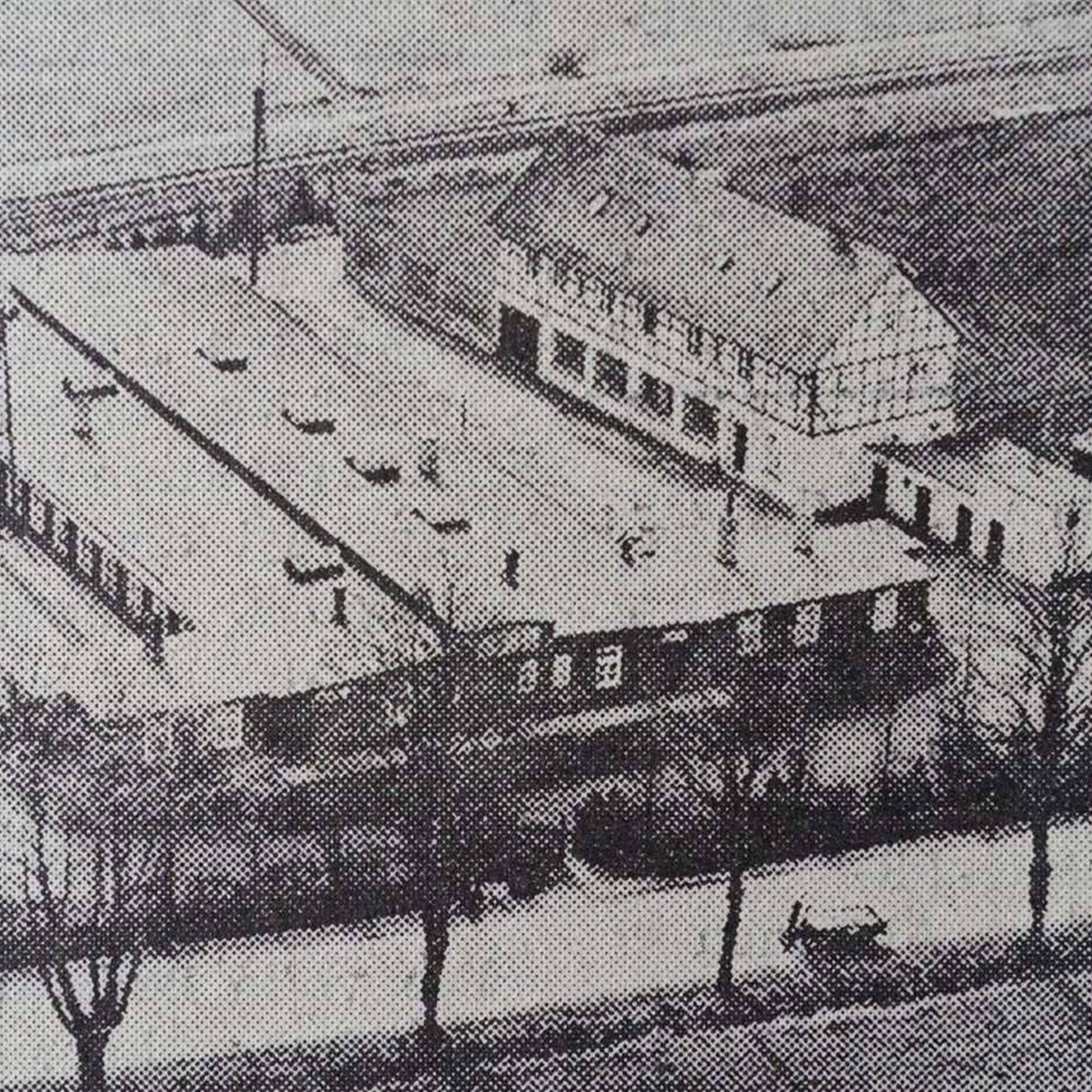 1947
Nach seiner Flucht aus der DDR in den Westen gründet Erich Rohde die „Schwälmer Hausschuhfabrik“. Fünf Personen produzieren in einer ehemaligen Postbaracke Schuhe, für die Materialien wie alte Uniformen, Feldbettenstoff und Autoreifen verwendet werden.