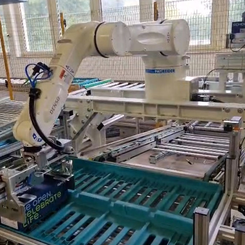 2025 
Einlagerungsroboter für Einzelpaare
"Hannelore" lagert automatisiert bis zu 200 Einzelpaare am Tag ein.
Hierfür werden die Schuhe auf das Förderband gestellt und der Roboter sortiert diese entsprechend ein.