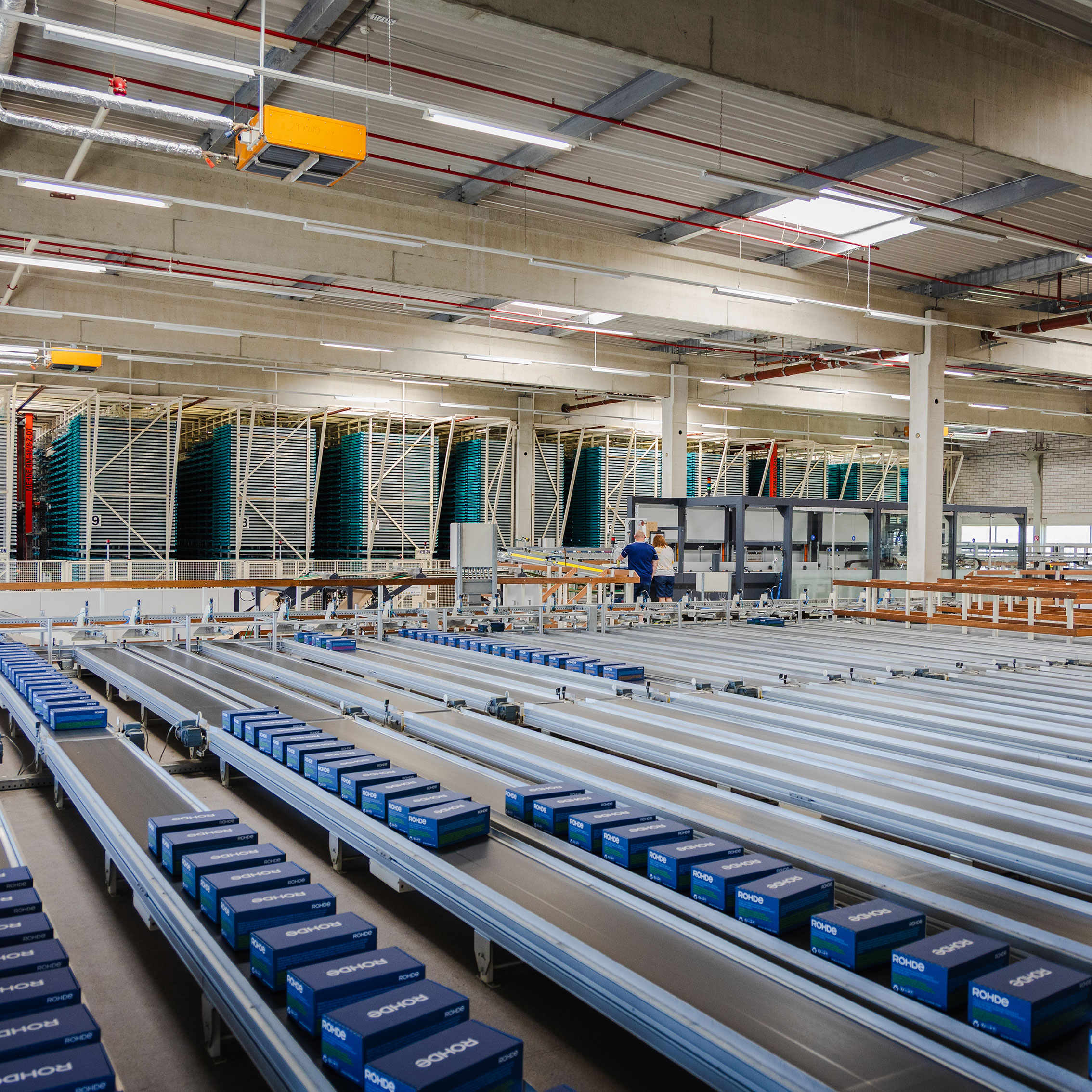 2026
Vollautomatisierte Verpackungsmaschine
Die Verpackungsanlage CVP Impack von Sparck Technologies  erstellt vollautomatisch passgenaue Kartons, welche bei jeder 
Bestellung individuell zugeschnitten werden. Der integrierte 
3D-Scanner erfasst dabei jedes Paket und ermittelt die Kartonform entsprechend. Die Anlage arbeitet bereits zuverlässig. Gemeinsam mit unserem Packteam werden bis zu 10.000 Schuhpaare pro Tag gepackt. Die Pakete sind bereits fertig etikettiert, gewogen und bereit für den Versand. Mit dieser innovativen Technik wird nicht nur Verpackungsabfall eingespart, sondern durch die optimierte Verpackungsgröße auch noch Emissionen.
